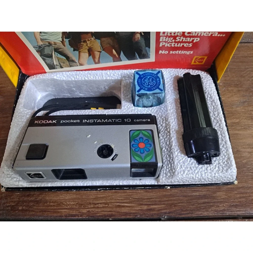 Vintage Kodak‎ Pocket Instamatic 10 Camera Outfit w/ Magicube Extender